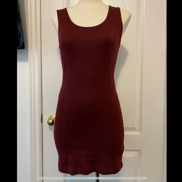Burgundy fitted dress with intricate back - Picture 2 of 3